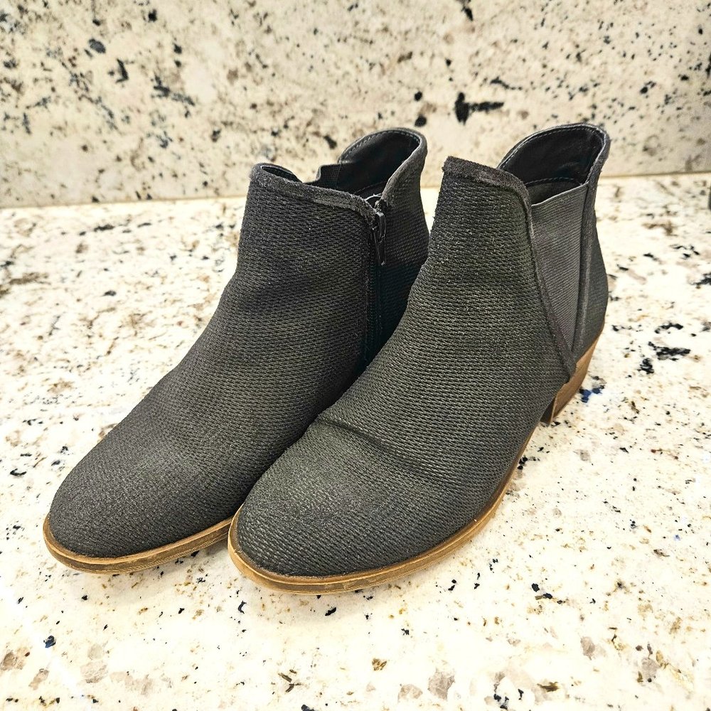 Kensie gray zip up ankle boots...size 8